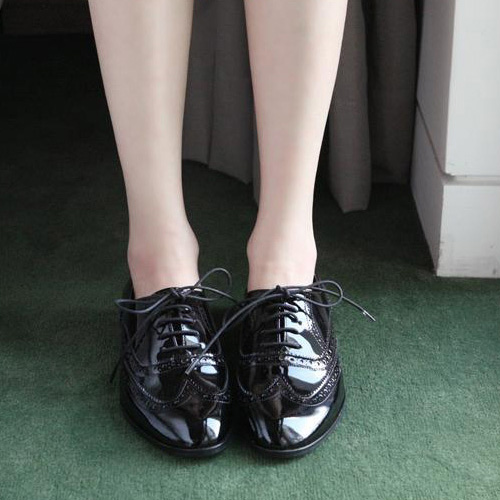 black closed toe flats