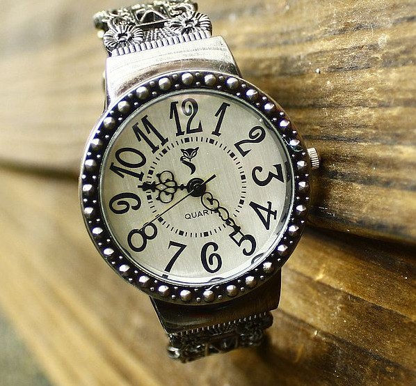 Vintage Luxury Studded Embellished Big Round Face Women Watch_Watch