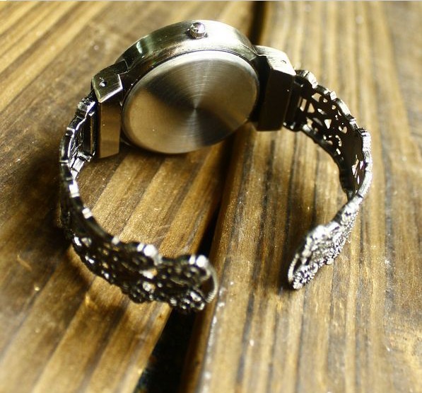 Vintage Luxury Studded Embellished Big Round Face Women Watch_Watch