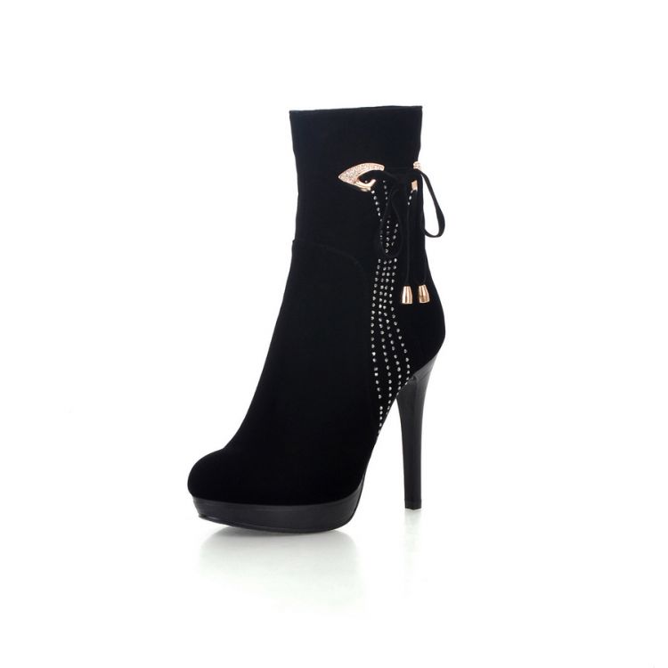 black heeled boots round toe