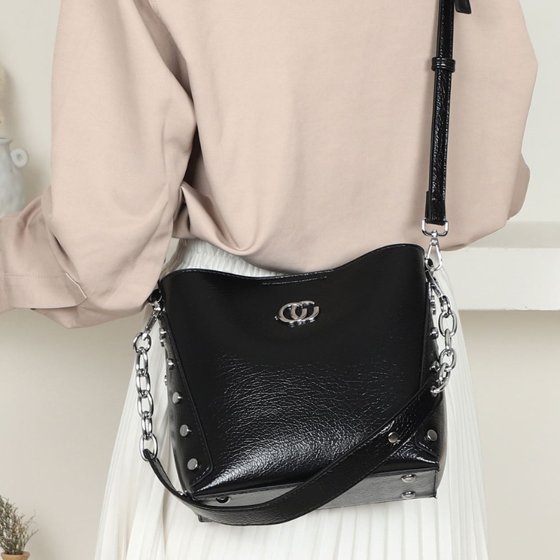 

Lovely Chic Basic Black Messenger Bag