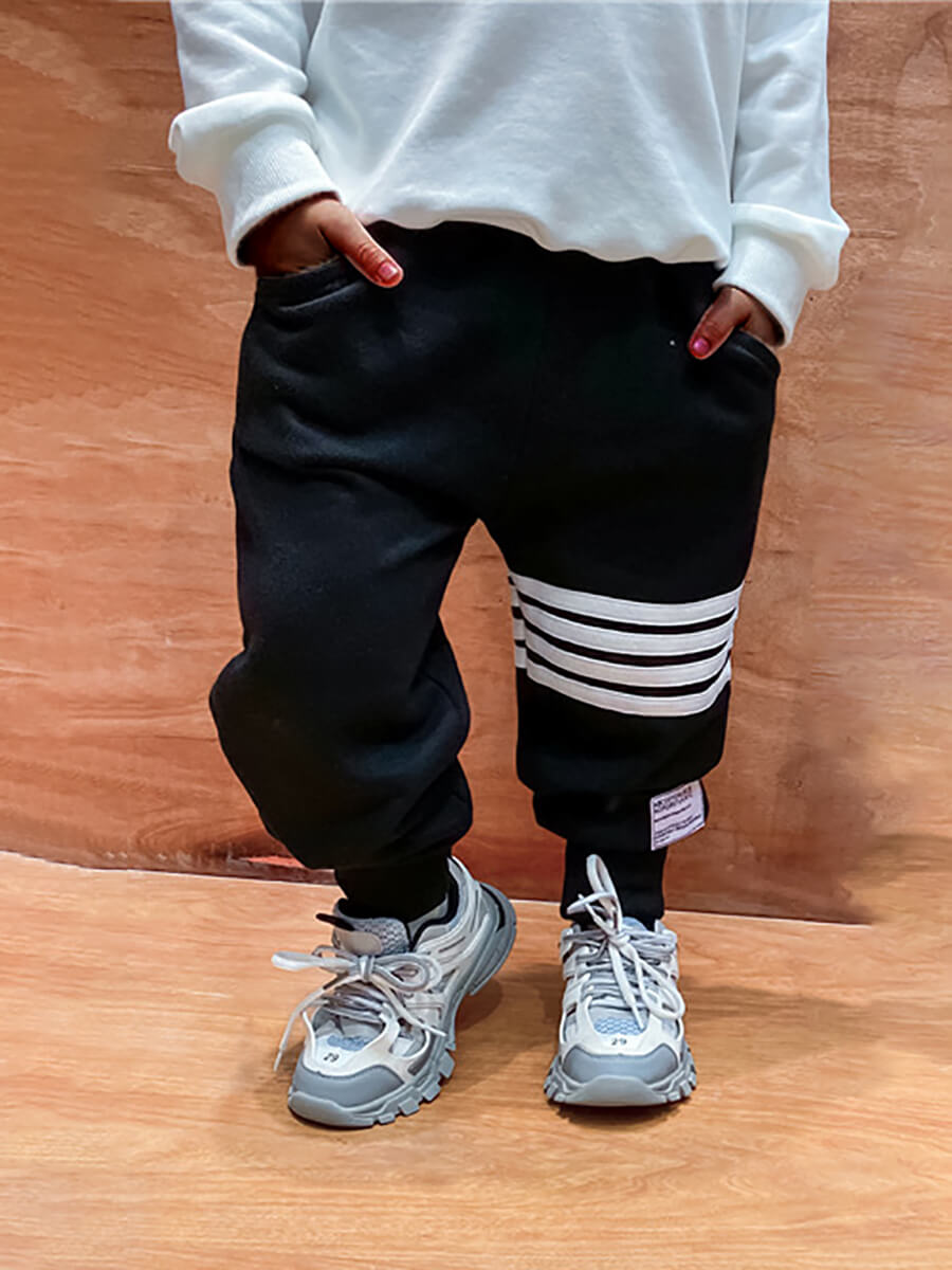 

Lovely Sportswear Striped Pocket Design Black Boy Pants