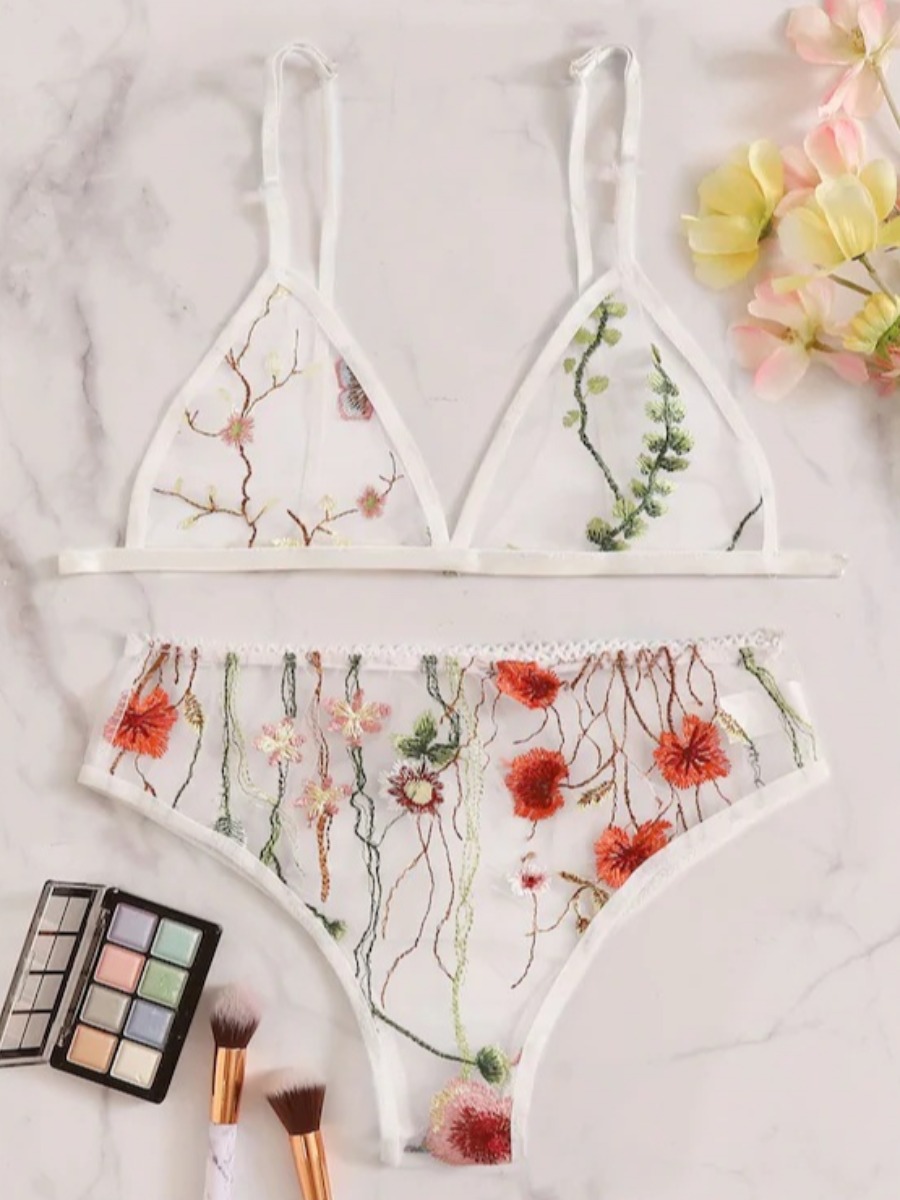 

Lovely Sexy V Neck Floral Decoration White Bra Set