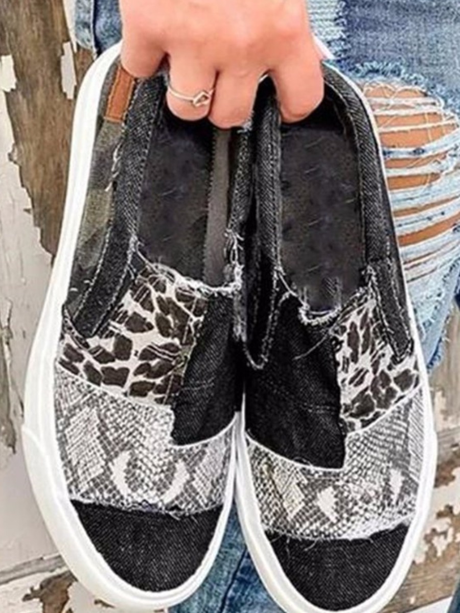 

Lovely Casual Cobra Print Black Flats
